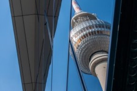 Berliner Fernsehturm spiegelt sich im Bürogebäude